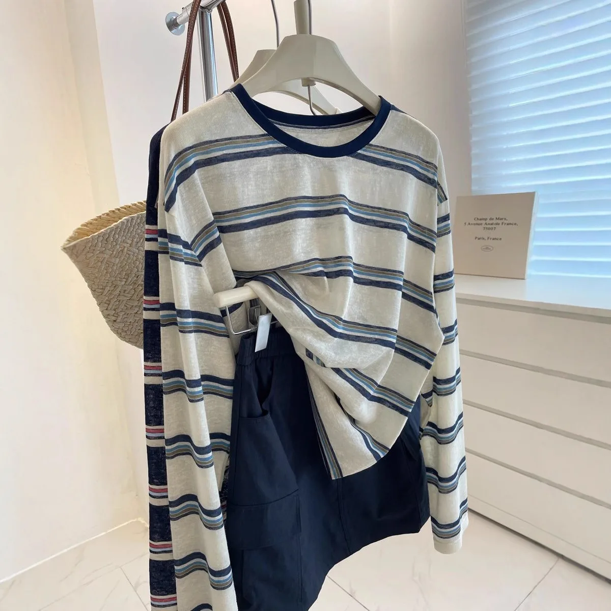 女性用、ミニマルなデザインの青と白のストライプ柄、長袖トップ - Blouses のレビューと価格