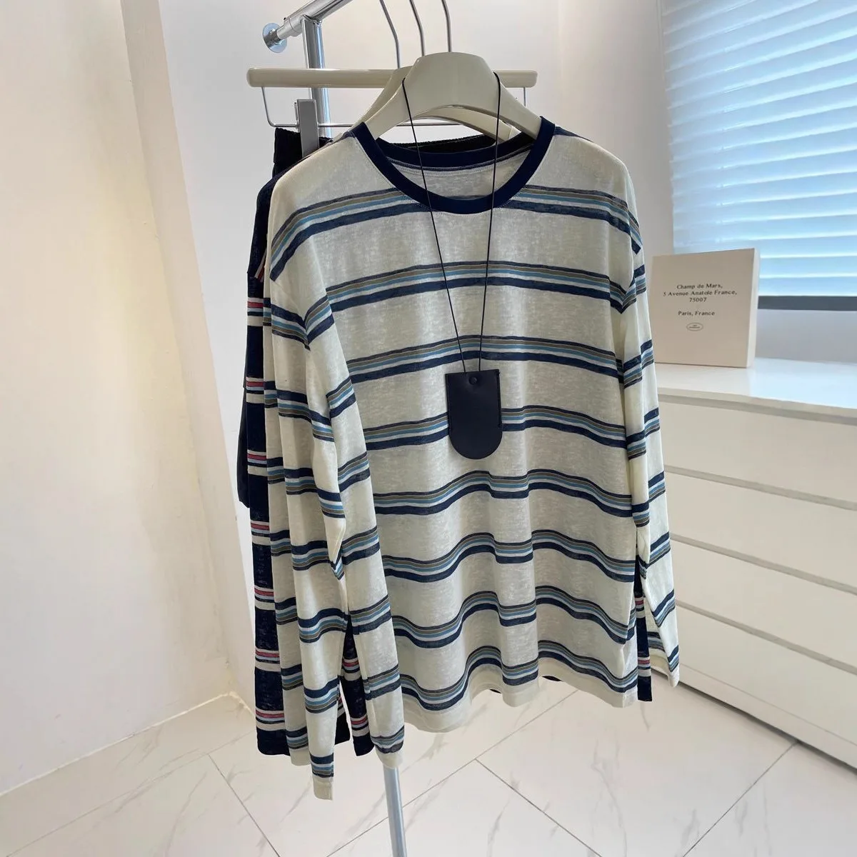 女性用、ミニマルなデザインの青と白のストライプ柄、長袖トップ - Blouses のレビューと価格