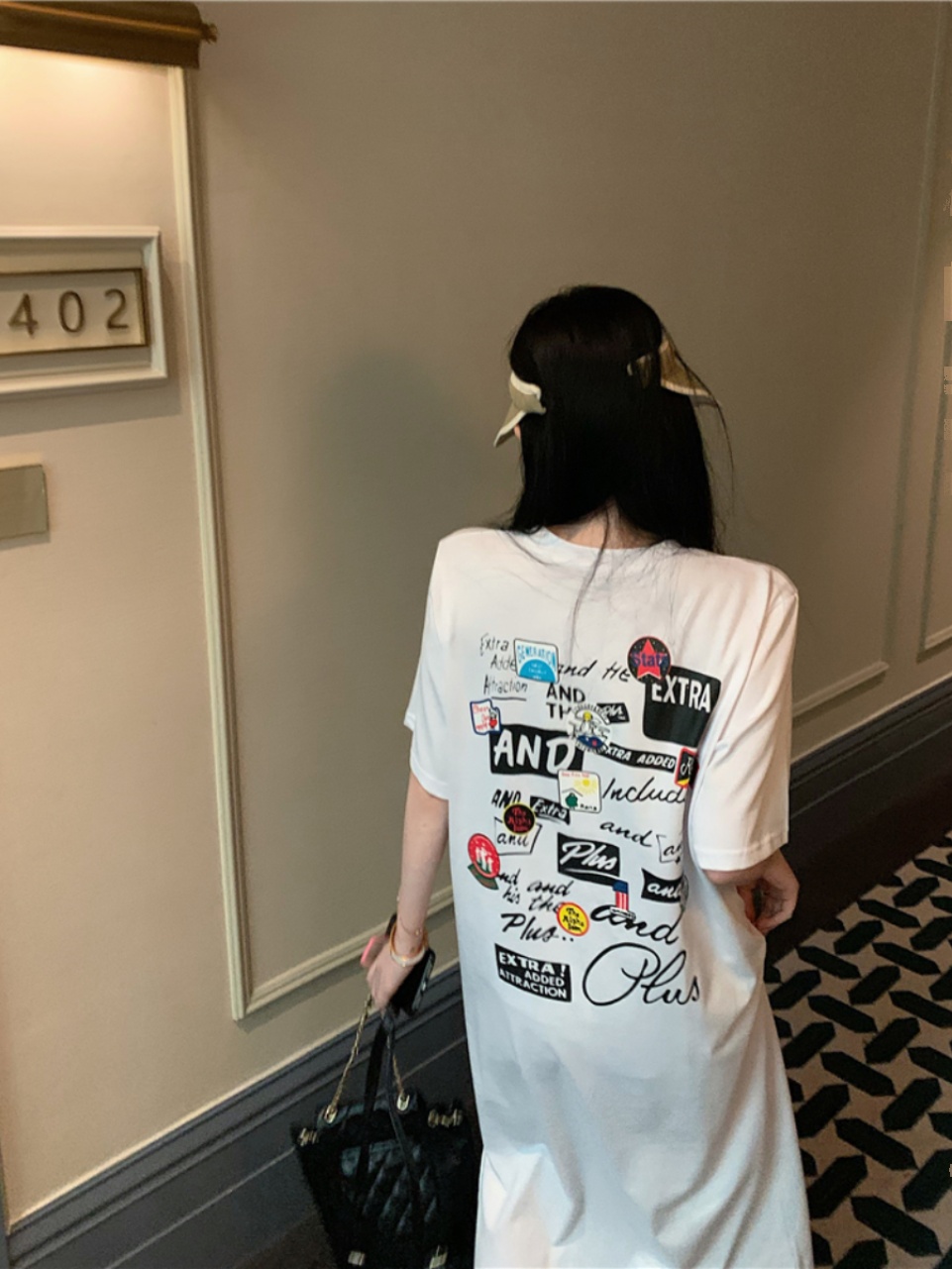 黒半袖 Tシャツドレス女性夏ルーズミディ膝丈ガウンバックプリ - Korean Style A Line Shirt Dress のレビューと価格